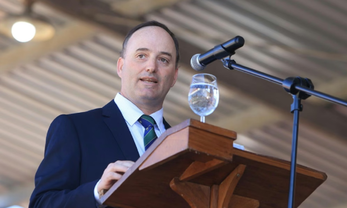 Rafael Ferber pronunciando el discurso de clausura en la Rural del Prado.