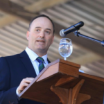 Rafael Ferber pronunciando el discurso de clausura en la Rural del Prado.