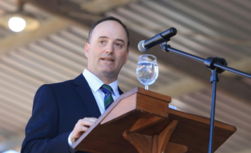 Rafael Ferber pronunciando el discurso de clausura en la Rural del Prado.