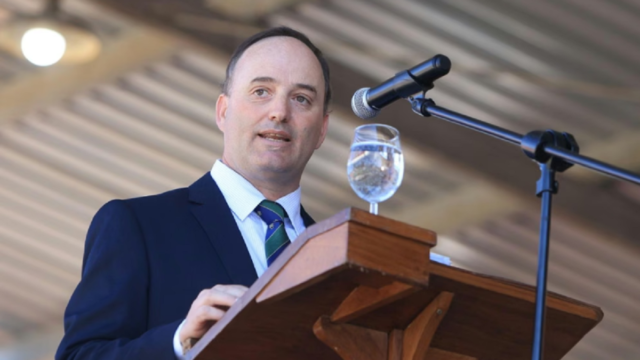 Rafael Ferber pronunciando el discurso de clausura en la Rural del Prado.
