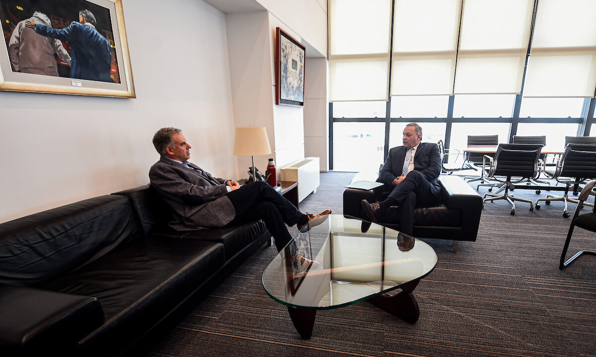 El presidente Yamandú Orsi junto a Álvaro Delgado durante su encuentro en la Torre Ejecutiva.