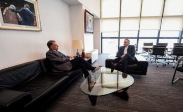El presidente Yamandú Orsi junto a Álvaro Delgado durante su encuentro en la Torre Ejecutiva.