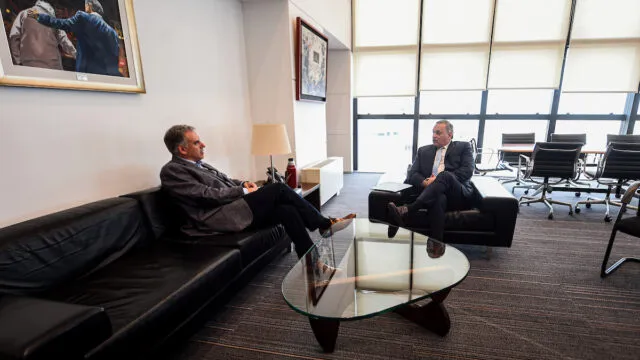 El presidente Yamandú Orsi junto a Álvaro Delgado durante su encuentro en la Torre Ejecutiva.