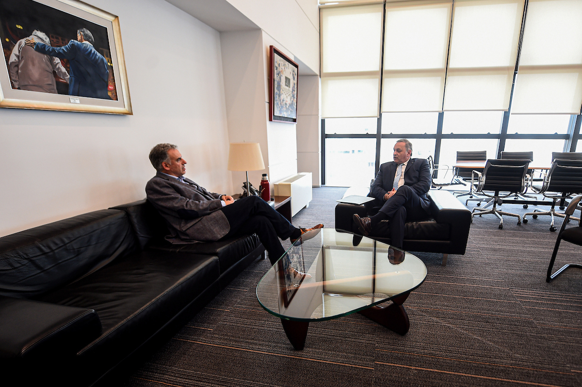 El presidente Yamandú Orsi junto a Álvaro Delgado durante su encuentro en la Torre Ejecutiva.