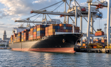 Buques de granel cargando mercancías en el muelle del puerto de Nueva Palmira sobre el río Uruguay.