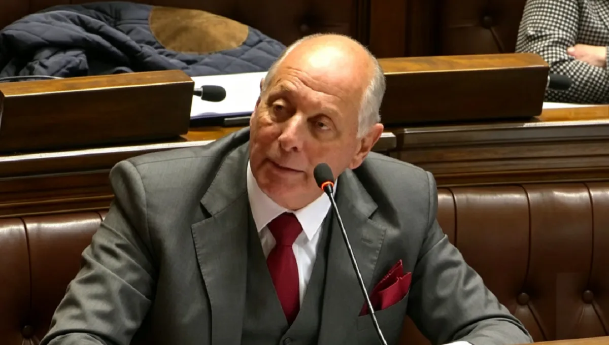 Gustavo Salle denunciando en la Cámara de Diputados el uso de dinero público para el salvataje del CASMU.