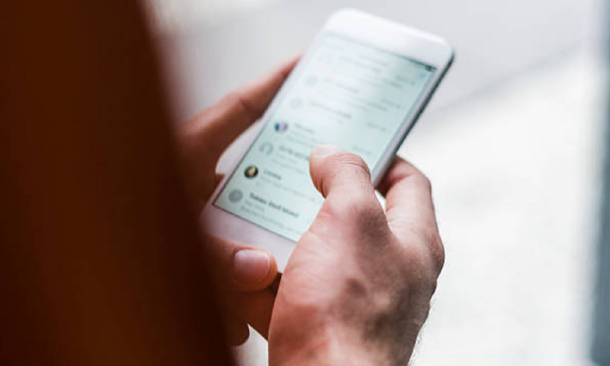 Teléfono celular mostrando chats de grupos de mensajería incautados por la policía.