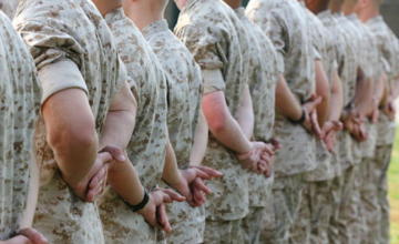 Soldados del ejército de Estados Unidos formados durante una instrucción militar.