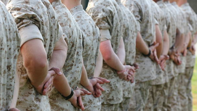 Soldados del ejército de Estados Unidos formados durante una instrucción militar.