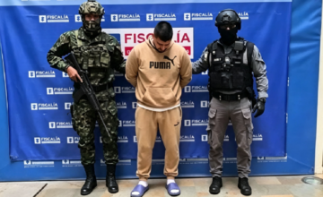 Agentes del CTI y el Ejército de Colombia custodian al detenido Daniel Uribe Jaramillo en Medellín.