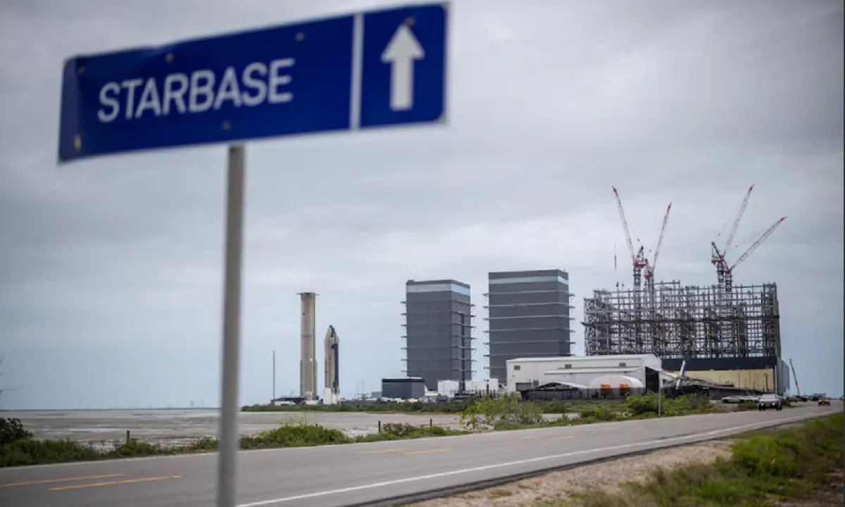 Cohete Starship de SpaceX elevándose desde una plataforma de lanzamiento durante una prueba operativa.