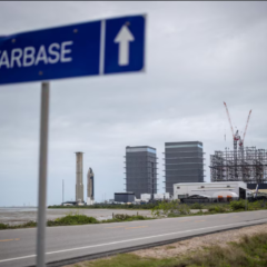 Cohete Starship de SpaceX elevándose desde una plataforma de lanzamiento durante una prueba operativa.