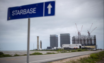 Cohete Starship de SpaceX elevándose desde una plataforma de lanzamiento durante una prueba operativa.