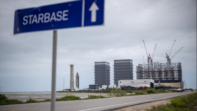 Cohete Starship de SpaceX elevándose desde una plataforma de lanzamiento durante una prueba operativa.