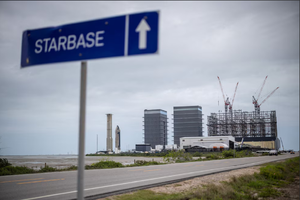 Cohete Starship de SpaceX elevándose desde una plataforma de lanzamiento durante una prueba operativa.