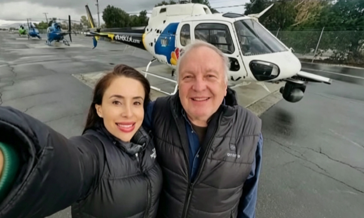 La periodista latina Eliana Moreno y el piloto George Marciniw sonrientes antes de un vuelo.