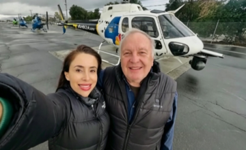 La periodista latina Eliana Moreno y el piloto George Marciniw sonrientes antes de un vuelo.