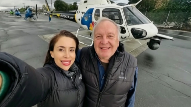La periodista latina Eliana Moreno y el piloto George Marciniw sonrientes antes de un vuelo.