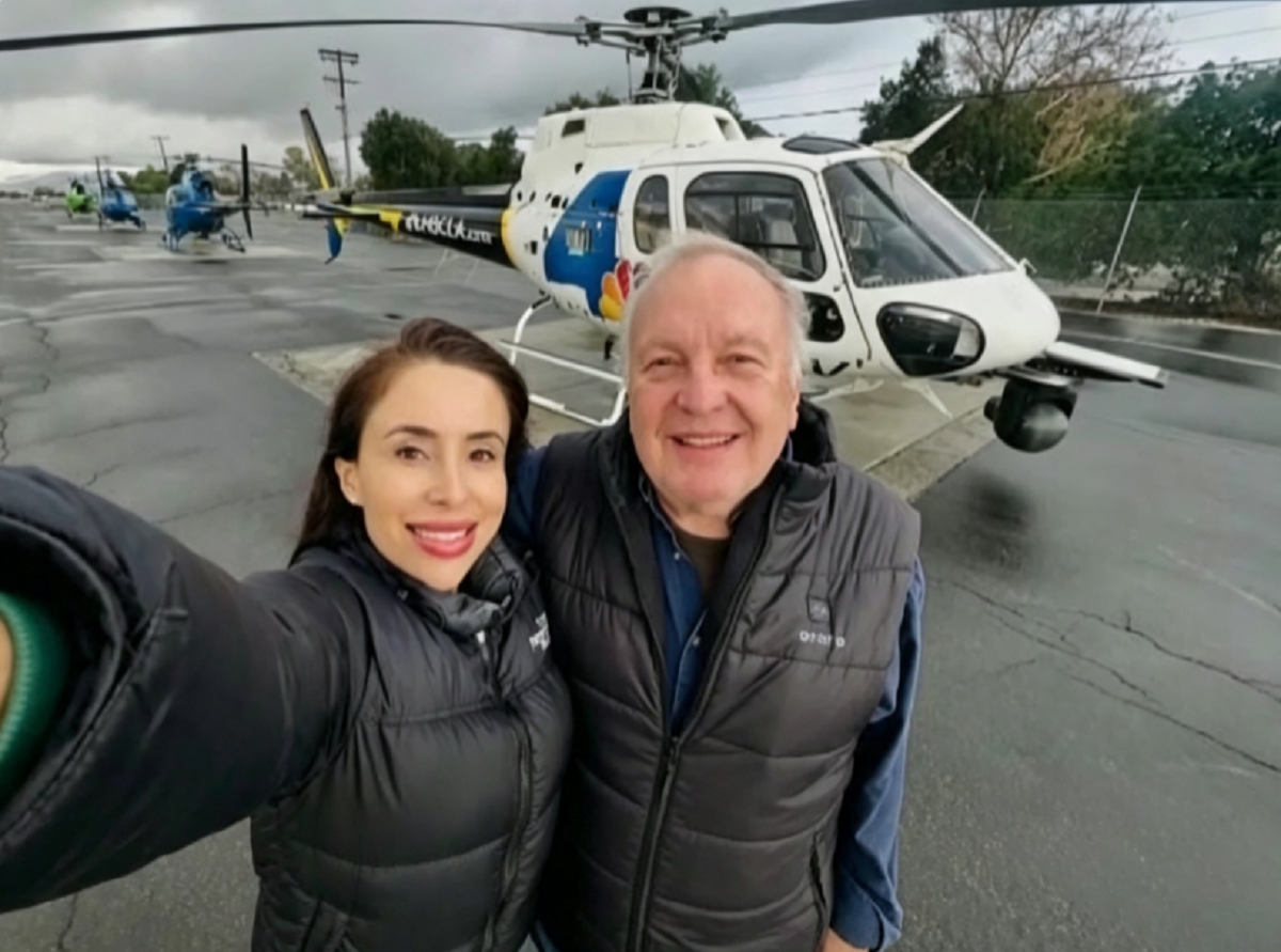 La periodista latina Eliana Moreno y el piloto George Marciniw sonrientes antes de un vuelo.
