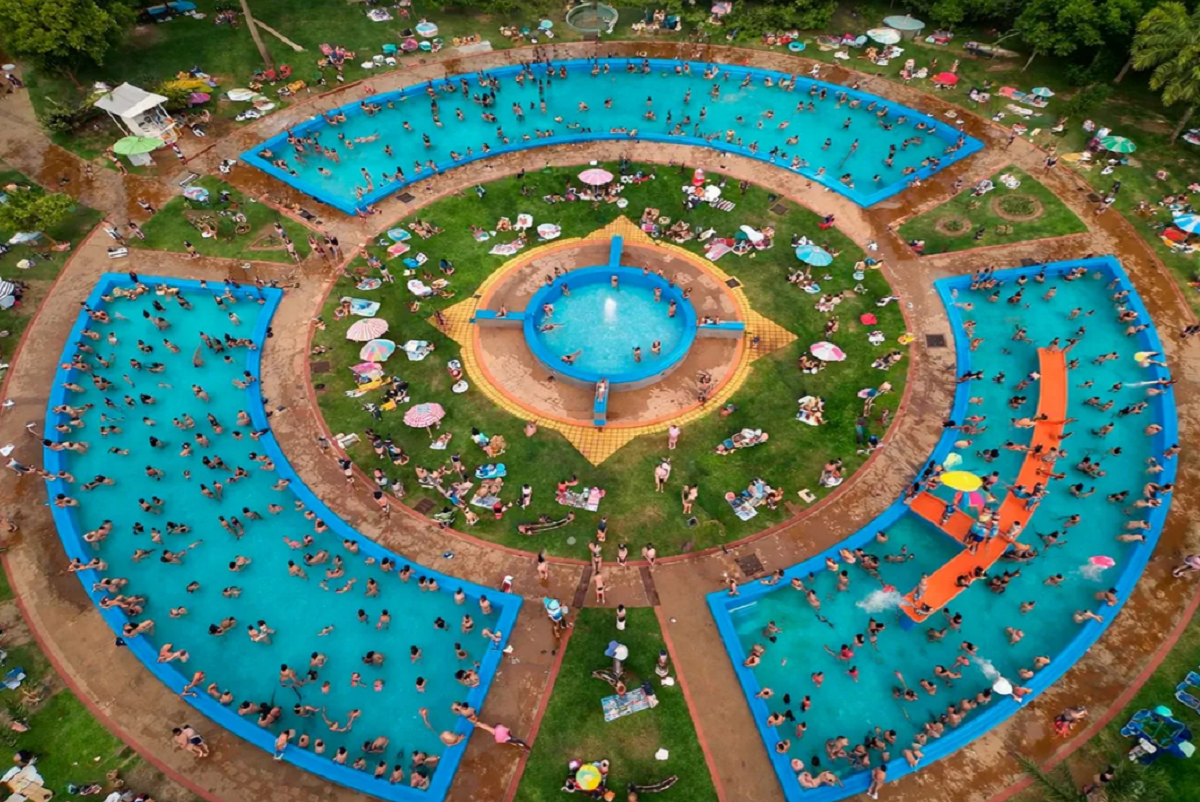 Vista aérea de las piscinas termales colmadas de visitantes en Salto.