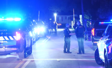Patrullero de la Policía de Rivera detenido sobre la ruta en un operativo nocturno.