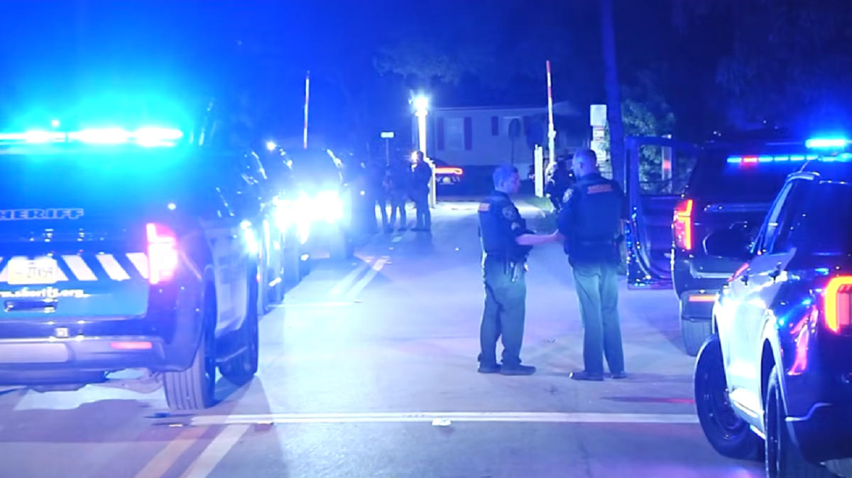 Cinta de preservación policial delimitando la escena del crimen en la esquina de Uruguay y Paraguay en Montevideo.