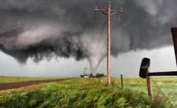 Formación de una tormenta supercelular sobre un campo abierto en la región.