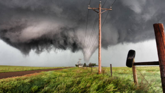 Formación de una tormenta supercelular sobre un campo abierto en la región.