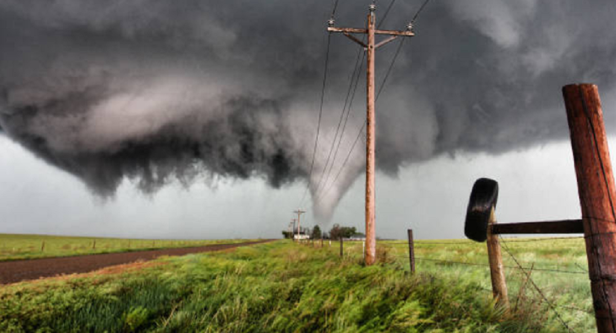 Formación de una tormenta supercelular sobre un campo abierto en la región.
