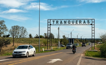 Patrullero policial en la entrada de la localidad de Tranqueras en Rivera.