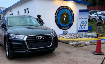 Efectivos de la Dirección de Drogas del Ministerio del Interior analizando pruebas del caso.