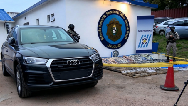 Efectivos de la Dirección de Drogas del Ministerio del Interior analizando pruebas del caso.