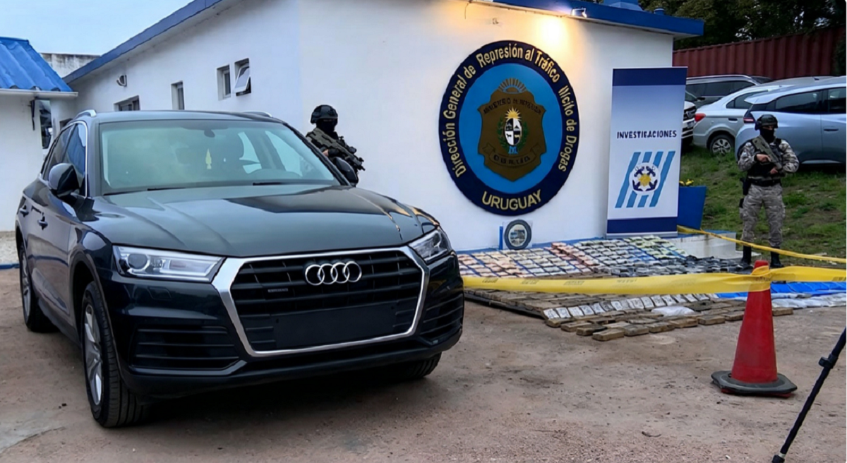 Efectivos de la Dirección de Drogas del Ministerio del Interior analizando pruebas del caso.