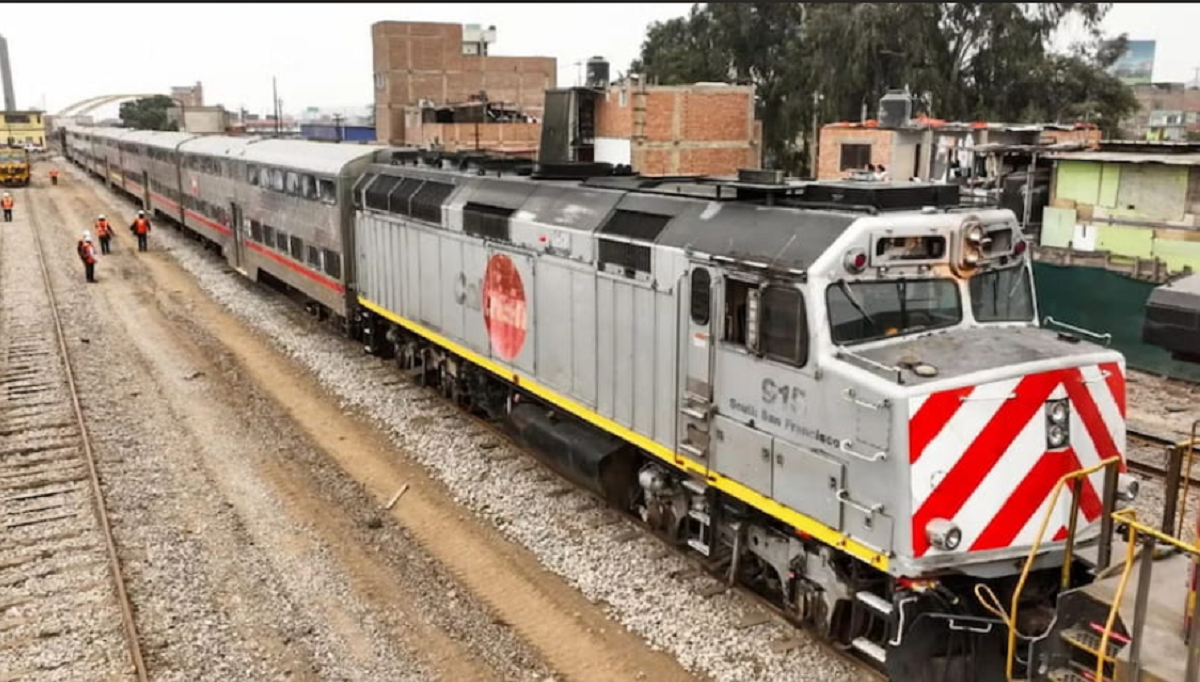 Ministro de Transportes y Comunicaciones de Perú en actos oficiales