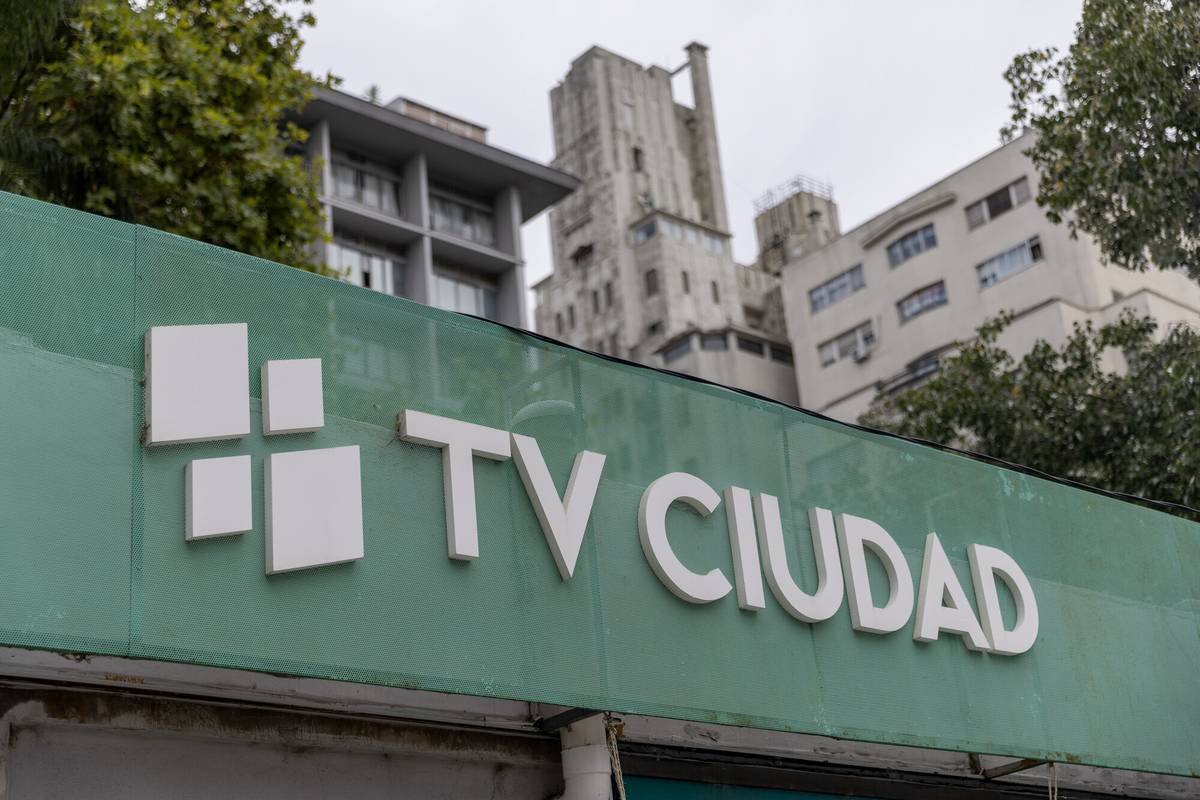 Estudio de televisión con micrófonos y cámaras durante una transmisión en vivo.