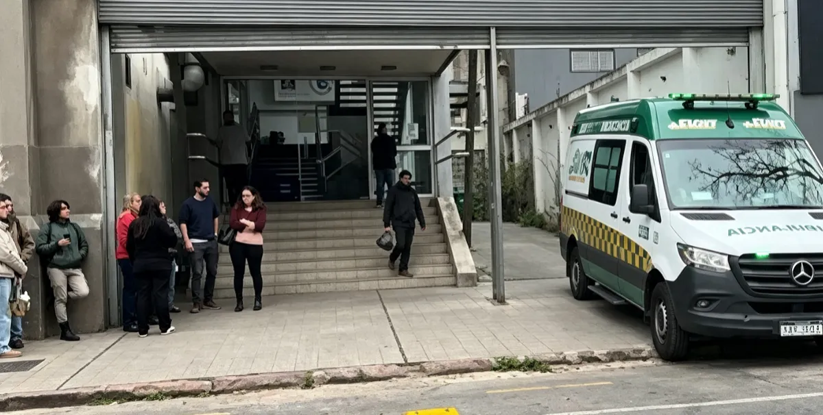 Vista general de patrulleros policiales desplegados en la zona de la facultad.