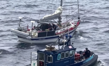 Velero de recreo custodia e inspección en el puerto de Vigo.