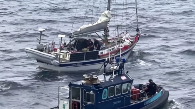 Velero de recreo custodia e inspección en el puerto de Vigo.