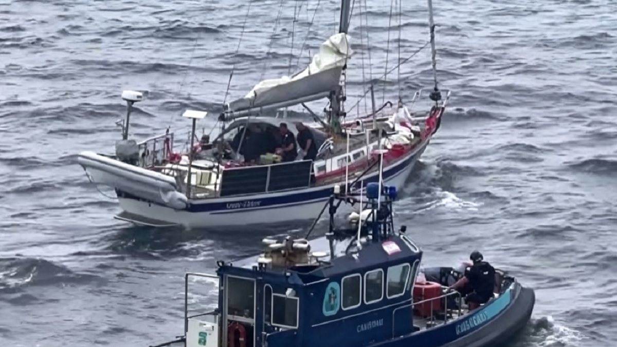 Velero de recreo custodia e inspección en el puerto de Vigo.