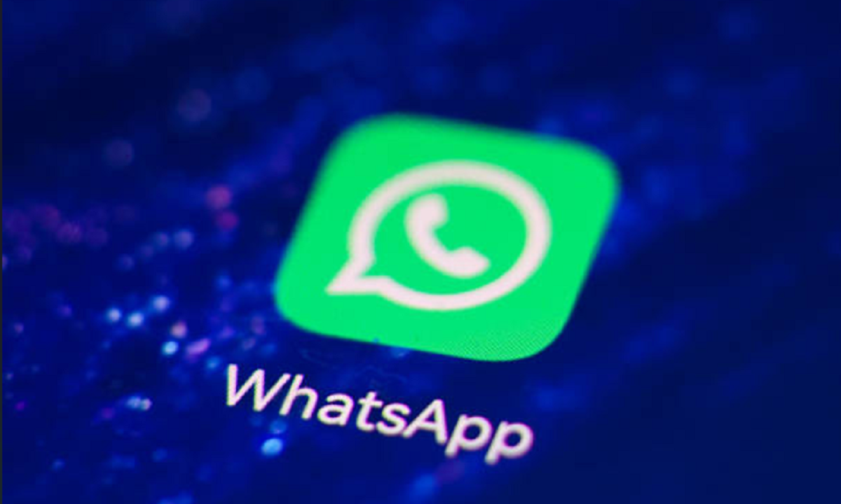 Teléfono inteligente con la aplicación de WhatsApp abierta en la pantalla y una videollamada en curso.