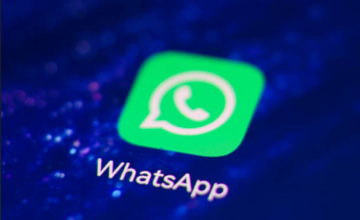 Teléfono inteligente con la aplicación de WhatsApp abierta en la pantalla y una videollamada en curso.