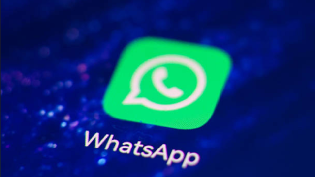 Teléfono inteligente con la aplicación de WhatsApp abierta en la pantalla y una videollamada en curso.