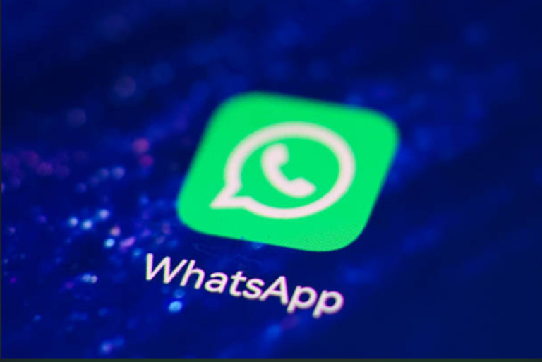 Teléfono inteligente con la aplicación de WhatsApp abierta en la pantalla y una videollamada en curso.