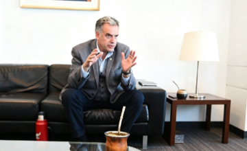 El presidente Yamandú Orsi realizando declaraciones ante los medios de comunicación.