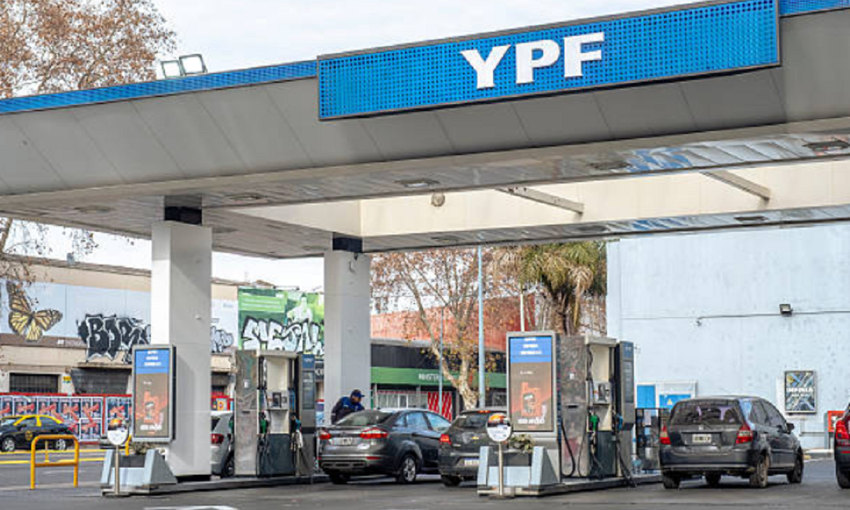 Estación de servicio de YPF con un vehículo cargando combustible en el surtidor.