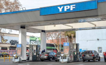 Estación de servicio de YPF con un vehículo cargando combustible en el surtidor.