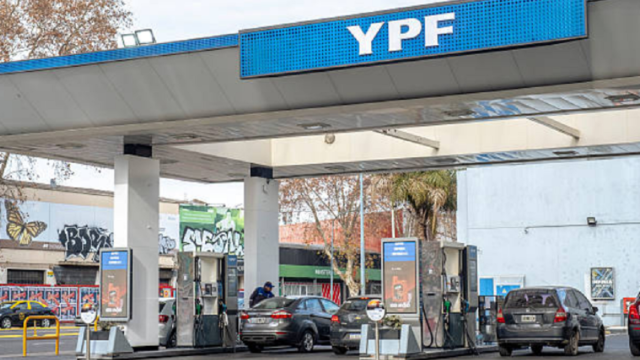Estación de servicio de YPF con un vehículo cargando combustible en el surtidor.