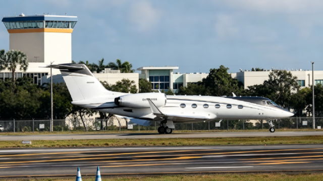 Jet privado Gulfstream en la pista del aeropuerto de Opa-Locka en Miami.