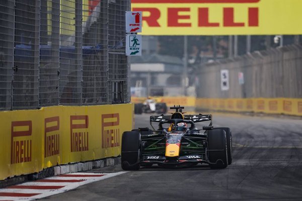 Verstappen se impone en caótica carrera al sprint en Singapur, Russell enfrenta dificultades