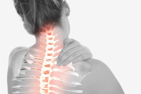 La pérdida de fuerza y cambios sensoriales por dolor de espalda precisan evaluación médica especializada